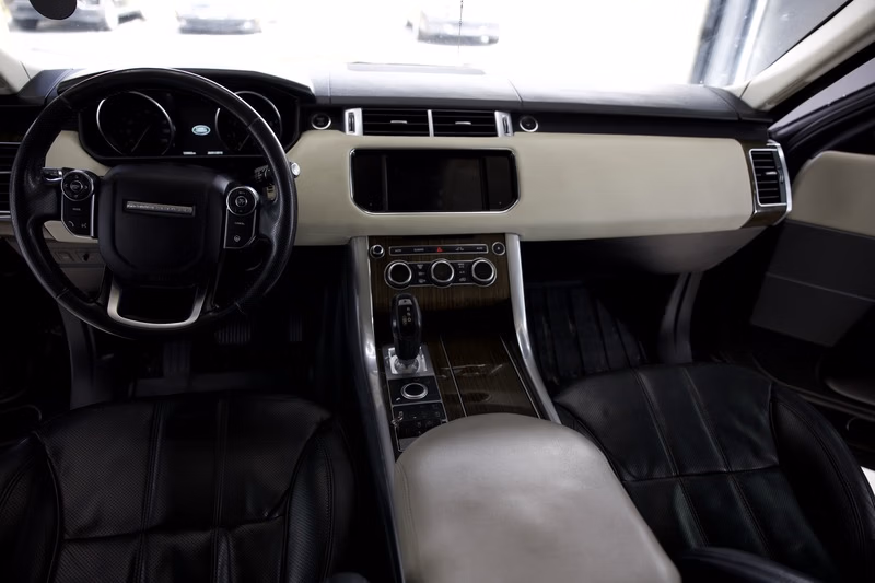 Range Rover Sport interior detail - Professional car detailing by DrivveDetail